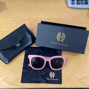 House of Harlow 1960 women’s Pink Sunglasses. Brand new. Never worn!